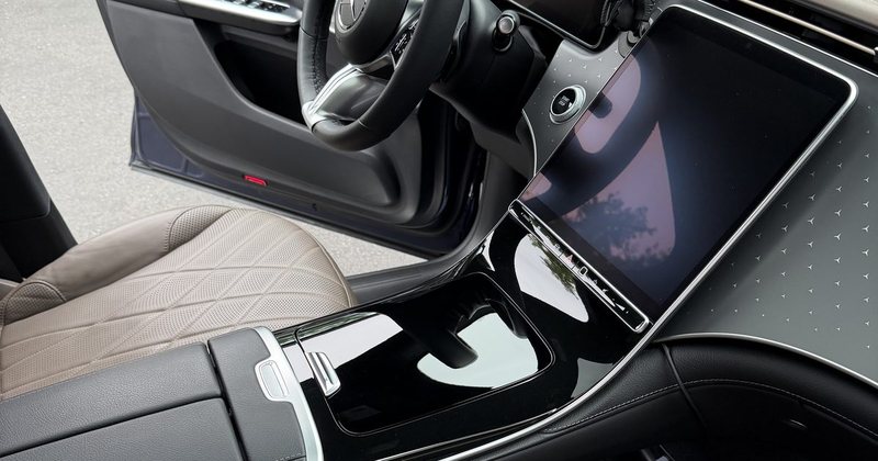Driver's seat, steering wheel and console with conditioned leather